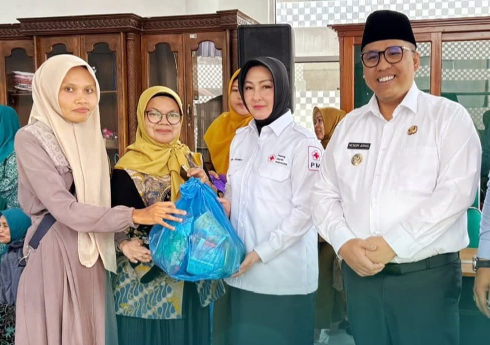 Didampingi Wako Hendri, Tua TP PKK Ny Maria Feronica Hendri, serahkan bantuan ke warga kurang mampu.